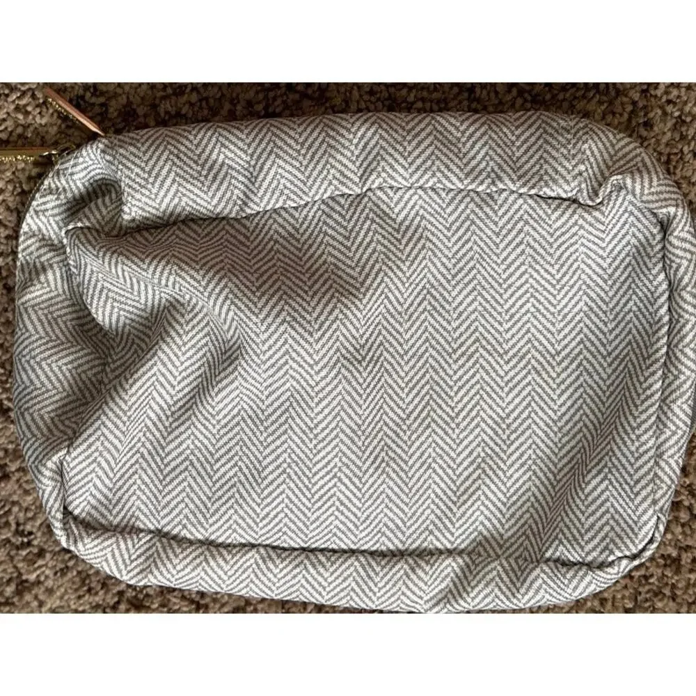 Itzy Ritzy Tan White Pattern Zippered Pouch Gold Hardware Travel Bag